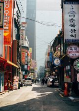 秋霞电影网韩剧分区封面示意，清新色调韩国都市爱情剧海报，展示韩剧内容区视觉风格